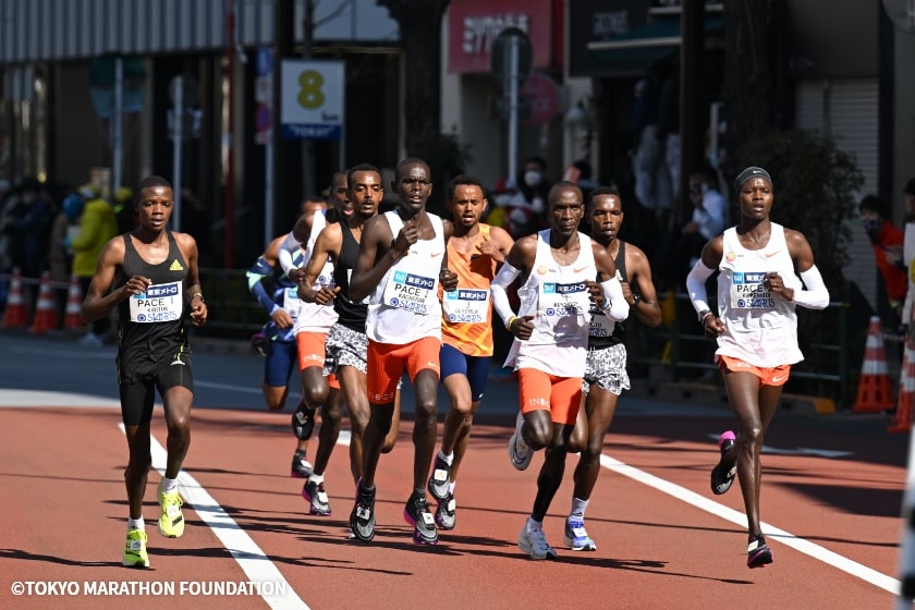キプチョゲ選手の前でレースを牽引するペースメーカーたち 写真