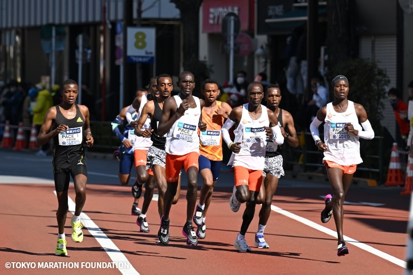 キプチョゲ選手の前でレースを牽引するペースメーカーたち　写真