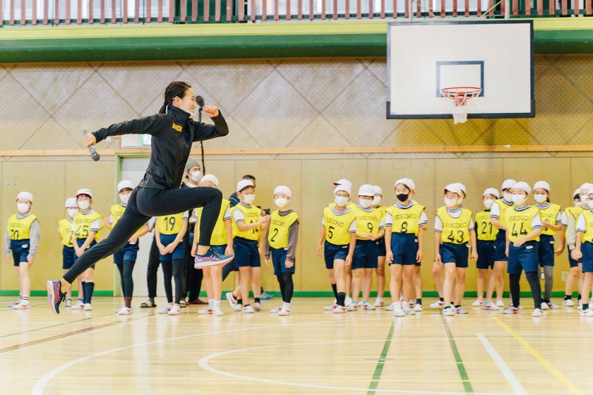 わくわく陸上教室での福島千里さん　写真