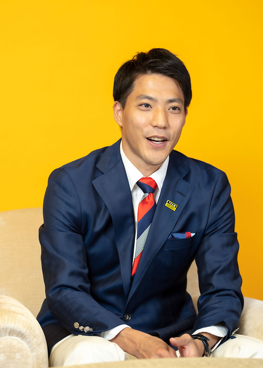 インタビューを受ける山縣亮太
