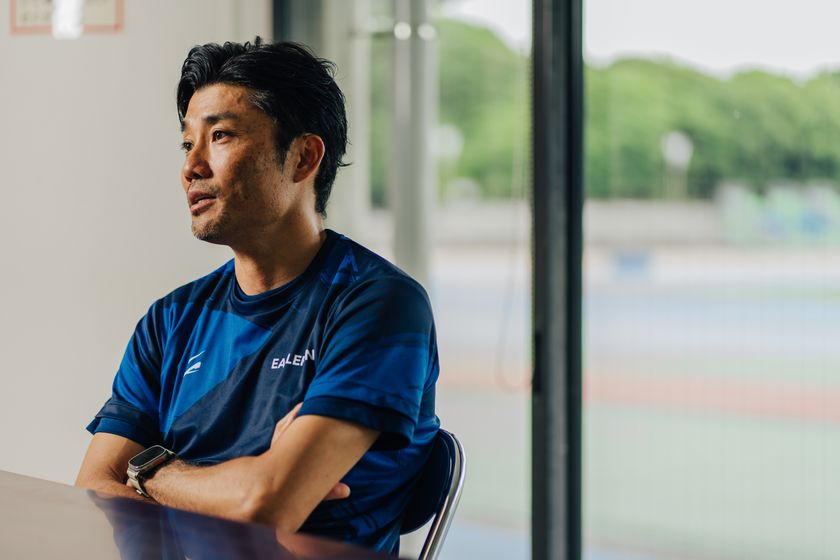 インタビューをうける末續さん 写真