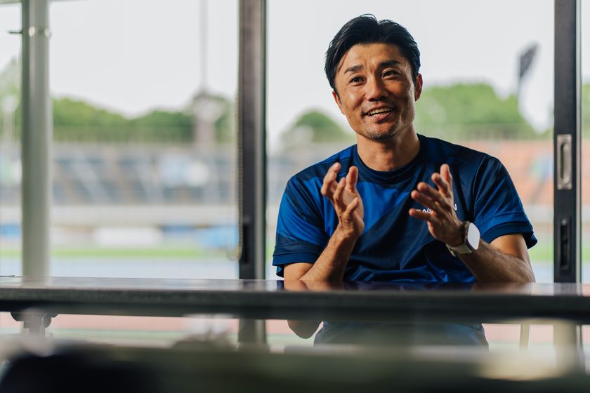 インタビューをうける末續さん 写真