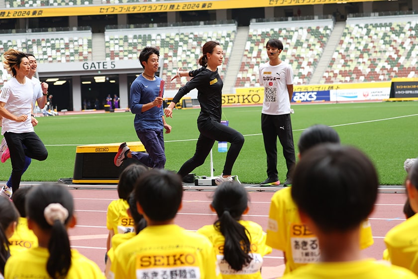 髙平さん、髙橋さん、福島さん、江里口さんがバトンリレーをする様子