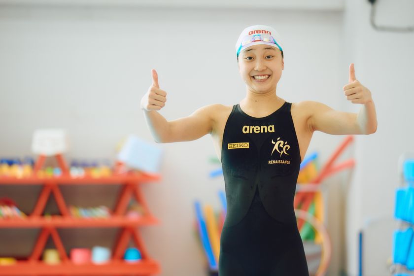 成田選手が両手でグットポーズをしている写真