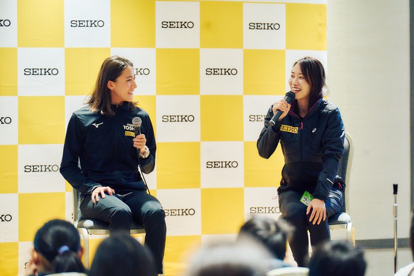 大橋選手(左)とセイコースマイルアンバサダーの福島千里さん(右)が話している様子