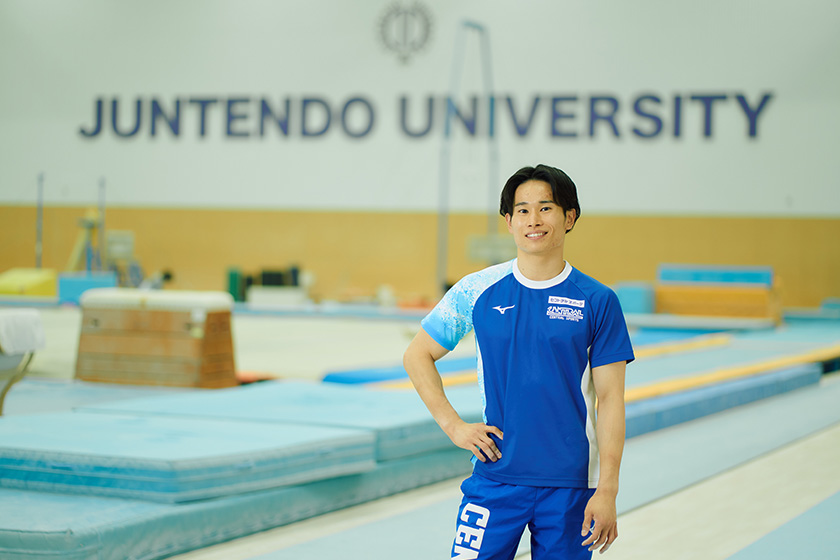 笑顔の萱選手 画像