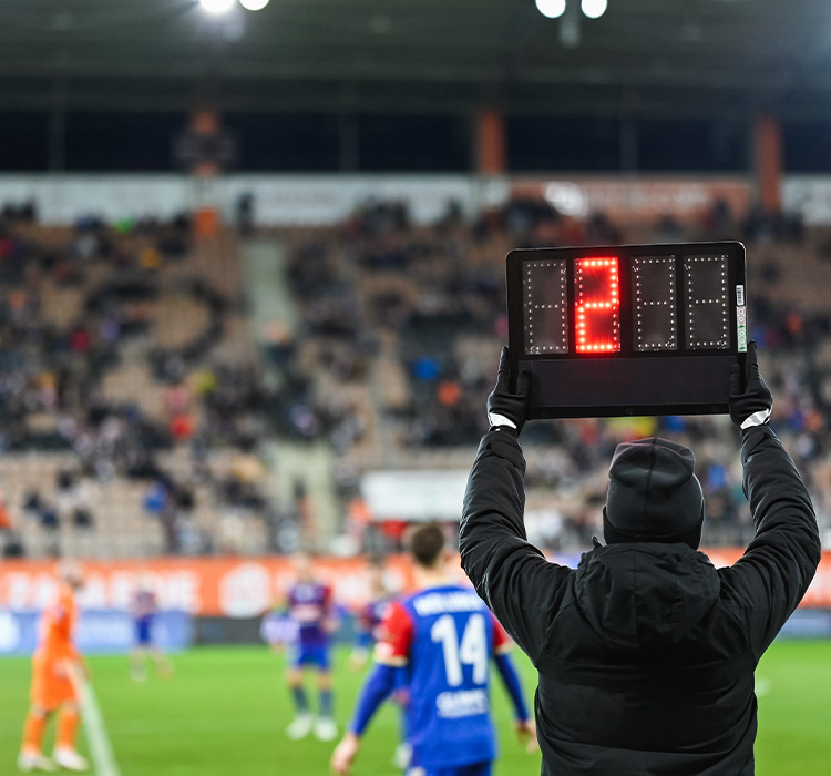 【元審判・上川徹さん監修】サッカーのアディショナルタイムの決め方とは？計算方法などを解説