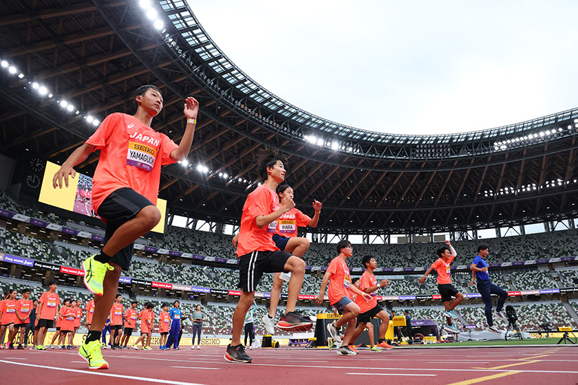 世界陸上と同じ環境でウォーミングアップに臨む参加者たち