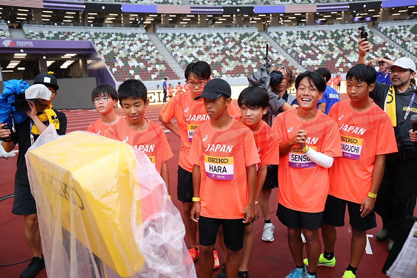 スタートインフォメーションシステムで自分自身のリアクションタイムを確認する参加者たち