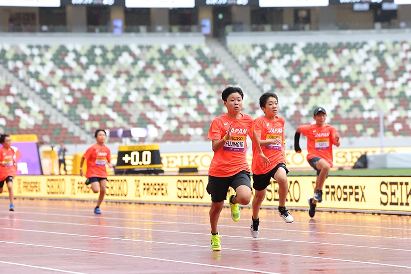 雨の中でも世界陸上本番と同じ国立競技場のトラックを駆け抜ける参加者たち