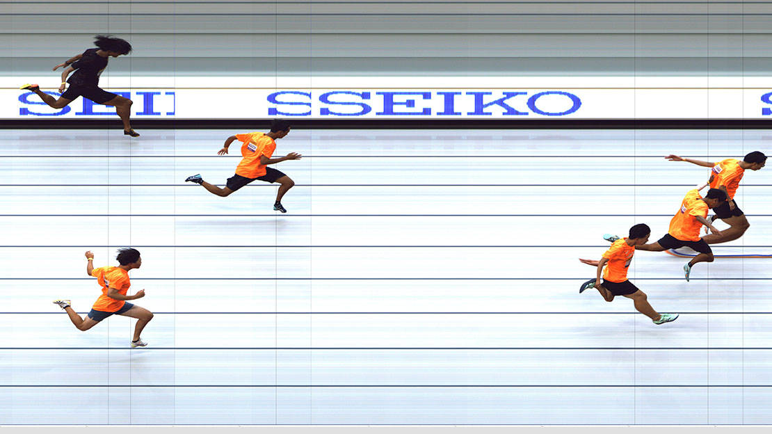 フォトフィニッシュシステムで撮影した100mレースでのフィニッシュ写真