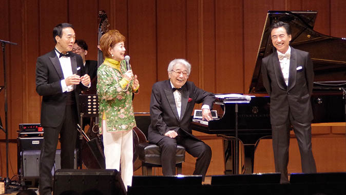 観客席から芳村真理さんが登場