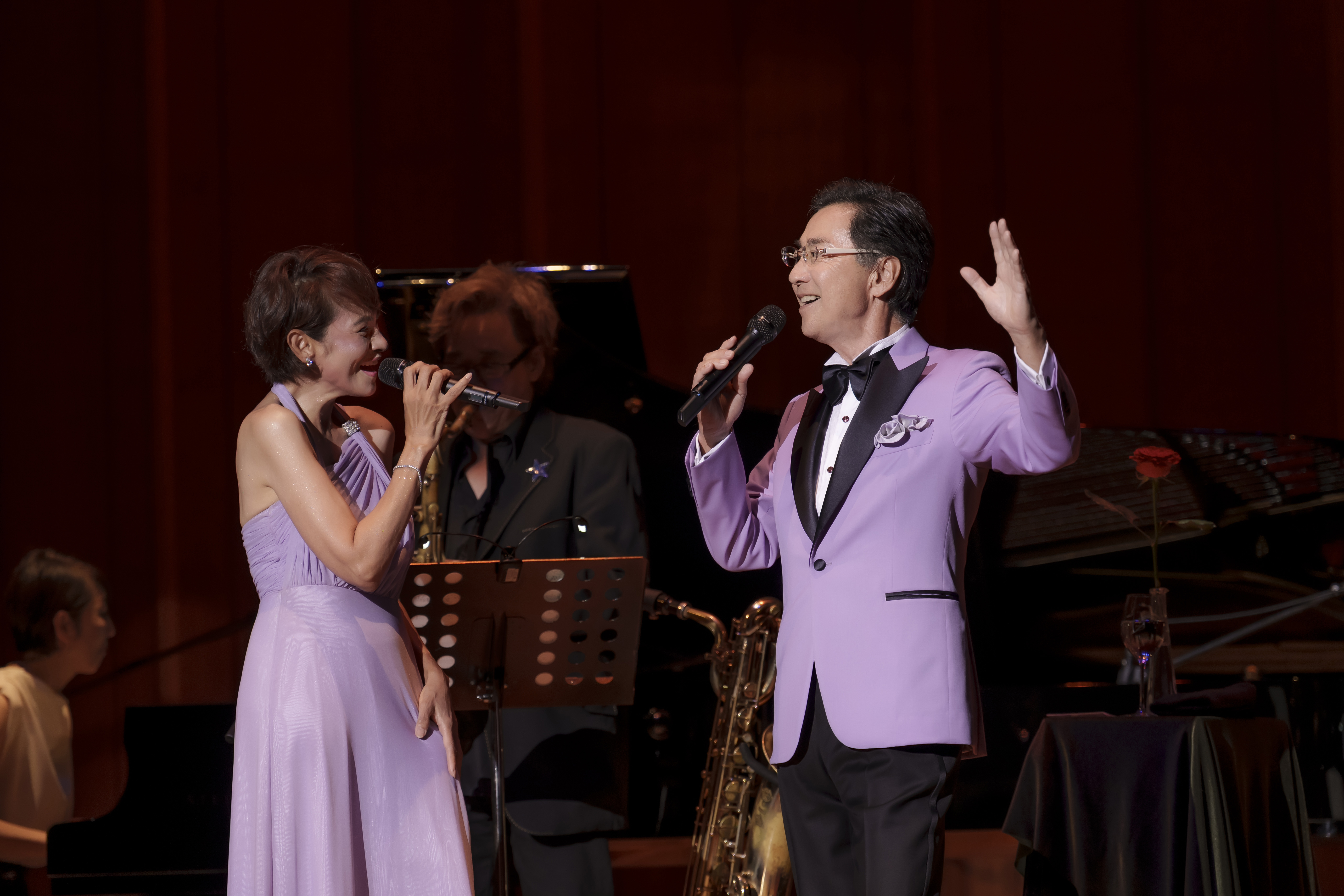 「I'm In The Mood For Love」を歌うマリーンさんと服部CEO　写真