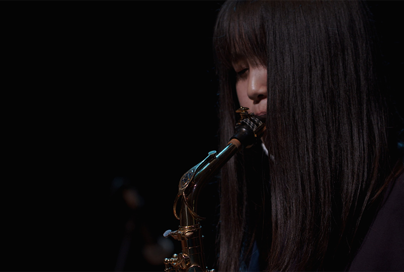 演奏する佐々木梨子さん