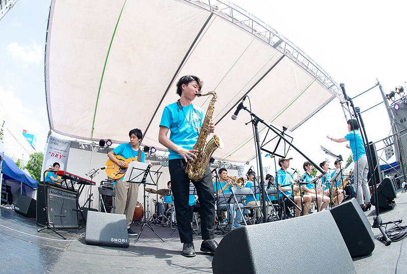 野外ステージでの演奏風景