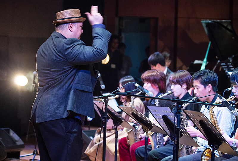 受講生が演奏する様子