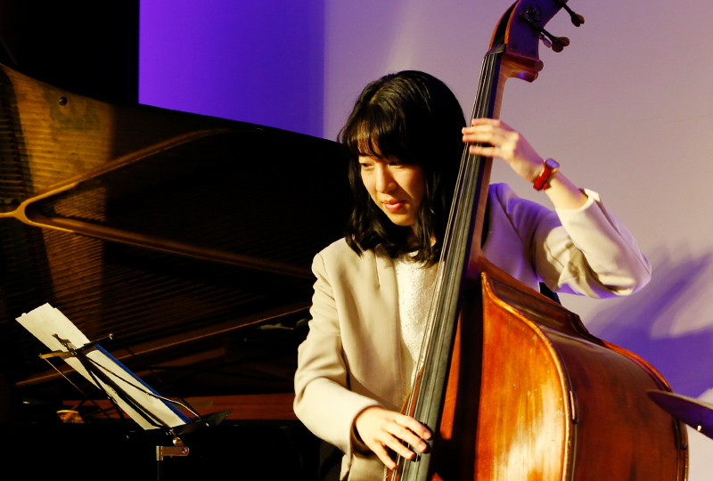 演奏する後藤絵美さん