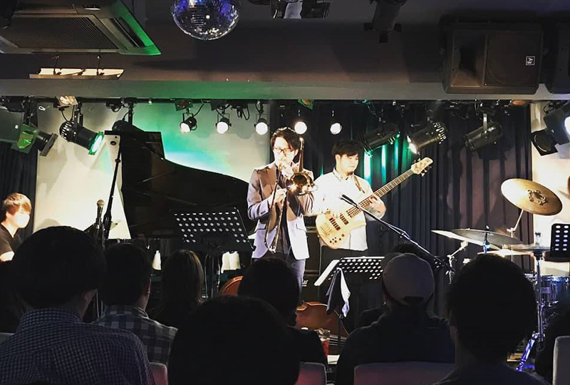 演奏する池本茂貴さん