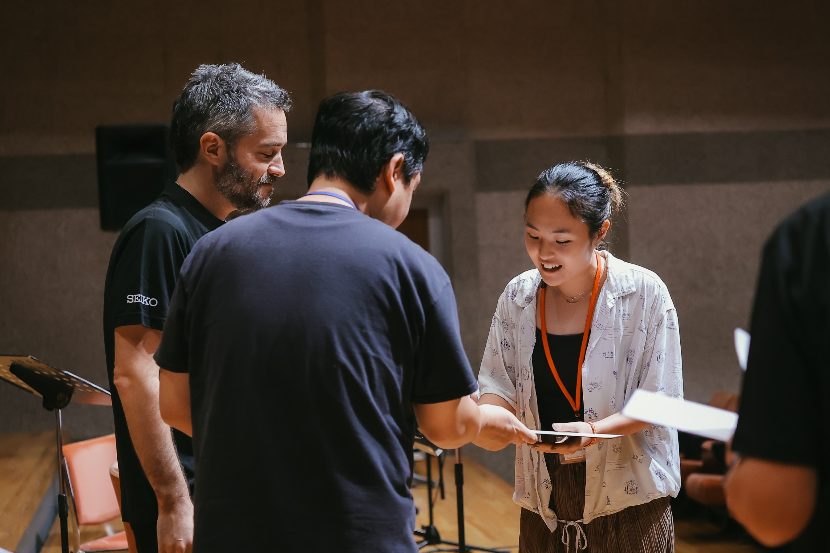 修了証を受領する受講生