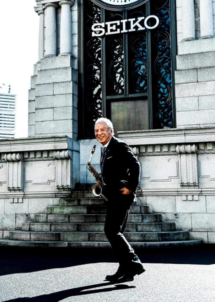 時計塔の前にいる渡辺貞夫さん