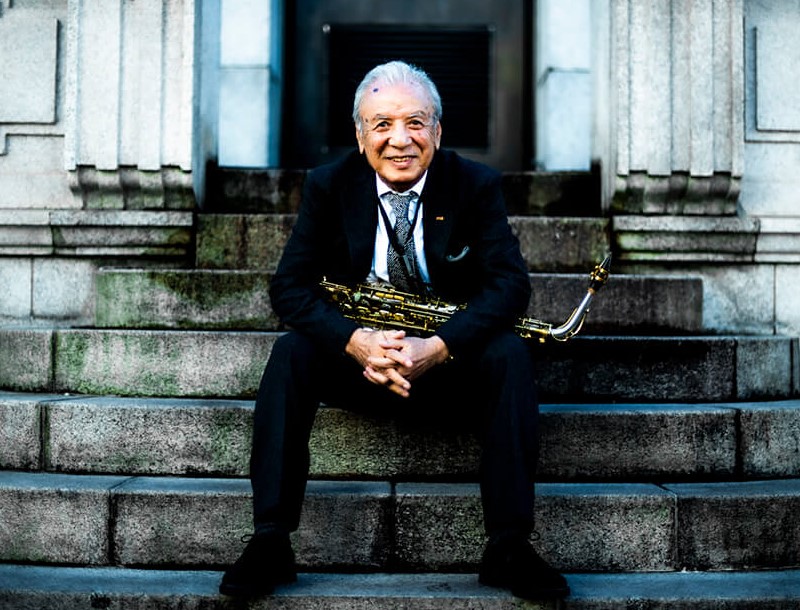 時計塔の前にいる渡辺貞夫さん