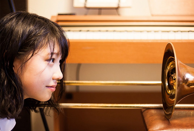 トロンボーンを見つめる治田七海さん