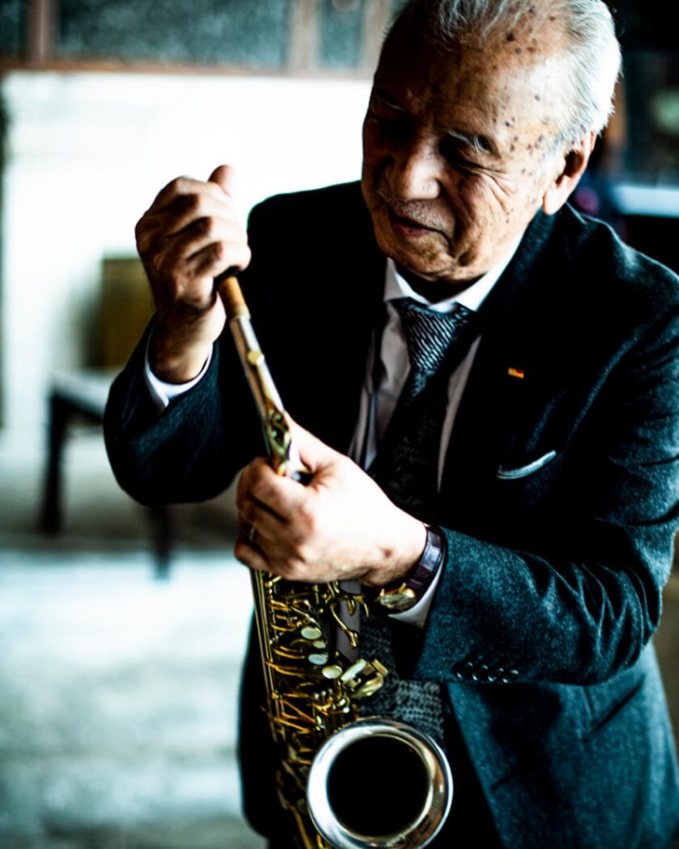 サックスを持つ渡辺貞夫さん