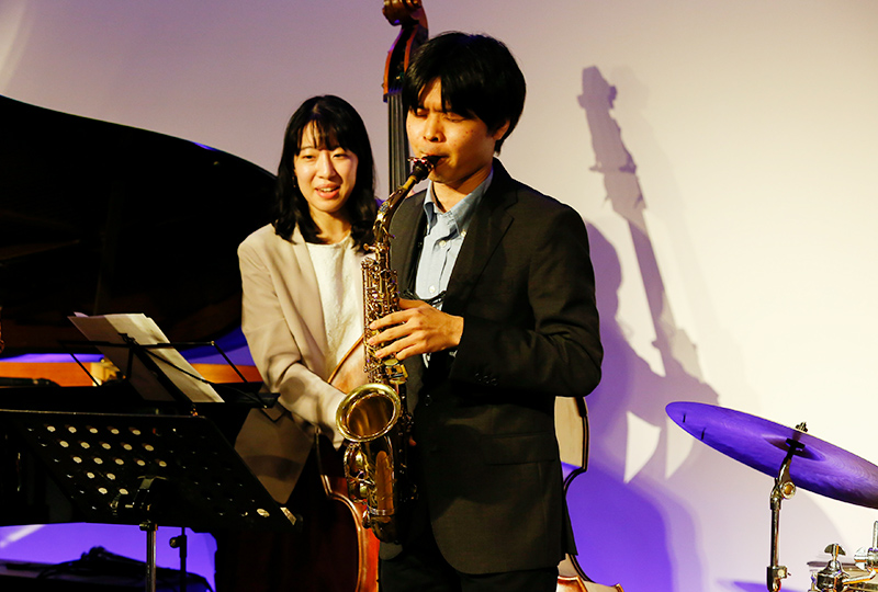 演奏する金子礼さんと後藤絵美さん