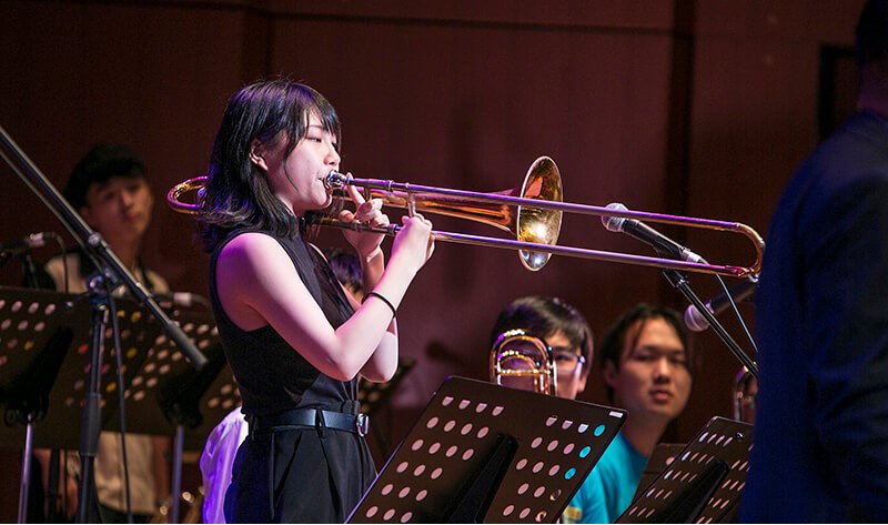 演奏する治田七海さん
