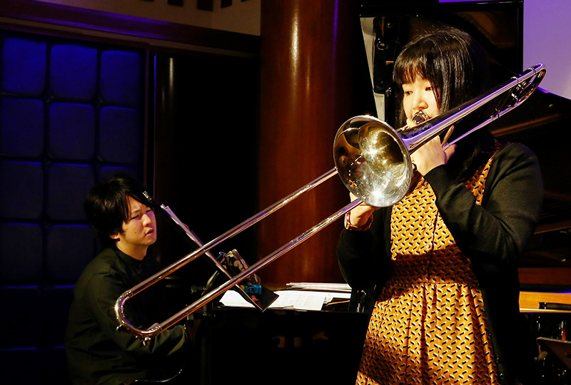 演奏する石橋采佳さん
