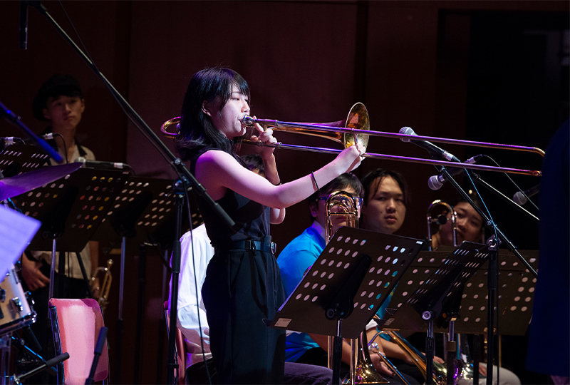 演奏する治田七海さん