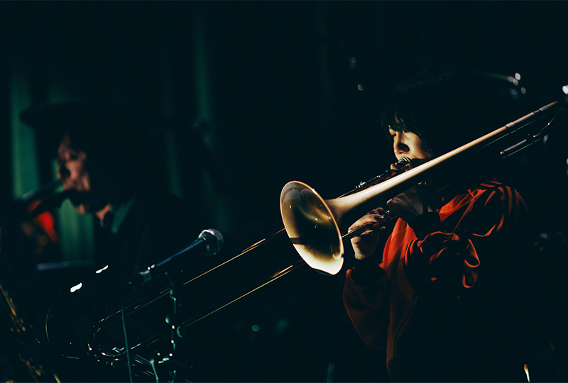 演奏する治田七海さん