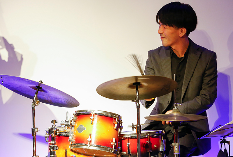 演奏する坂本貴啓さん