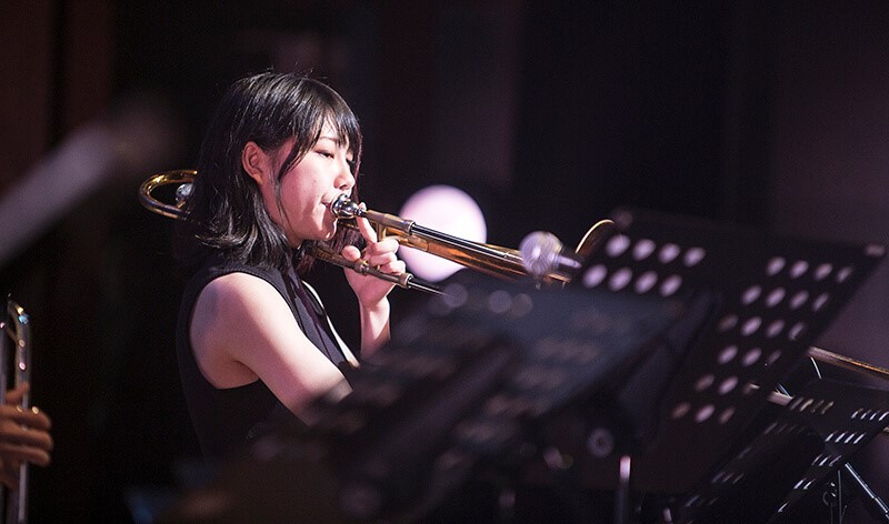 演奏する治田七海さん