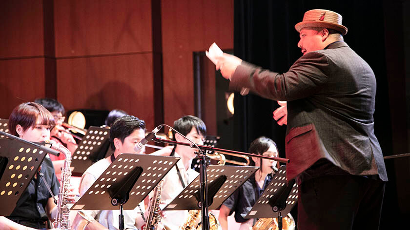 受講生が演奏する様子