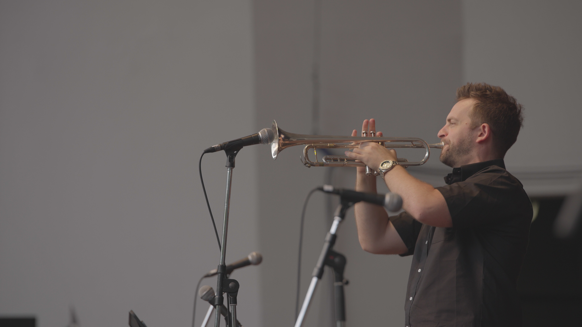 トランペットを演奏するベニー・べナックⅢさん