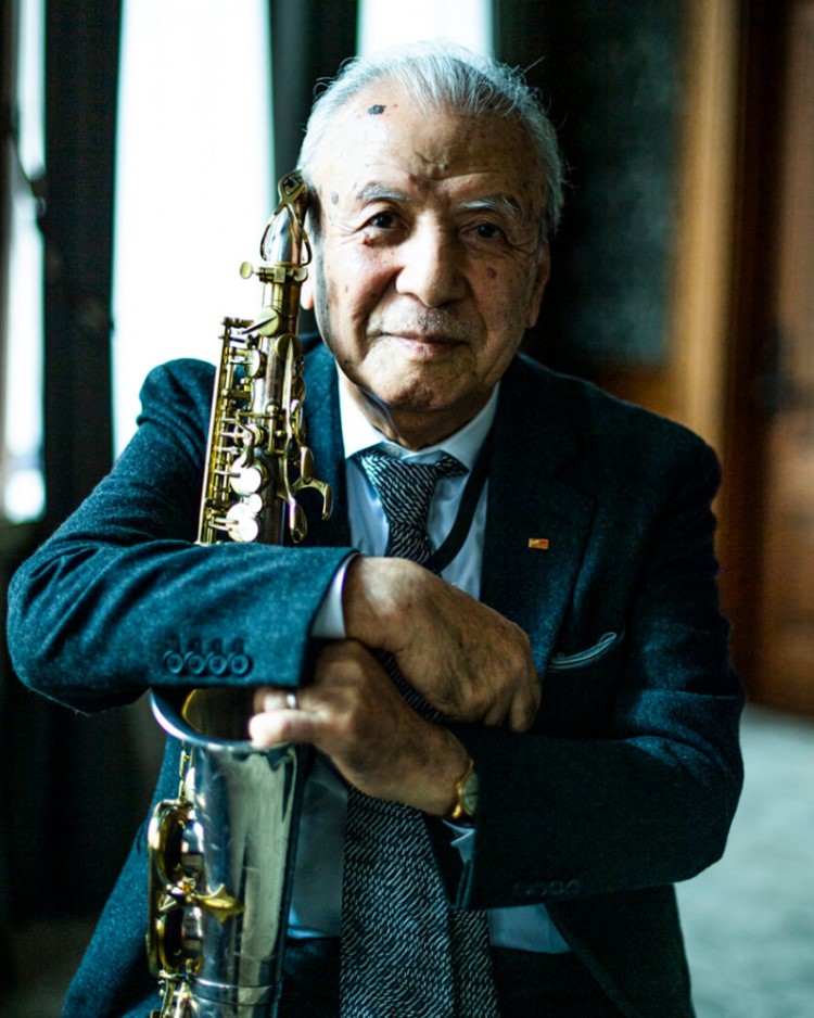 サックスを抱える渡辺貞夫さん