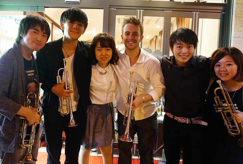 受講生たちと並ぶ枝次竜明さん