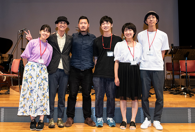 受講生たちと並ぶ米澤毅風さん