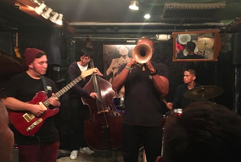 演奏する米澤毅風さん