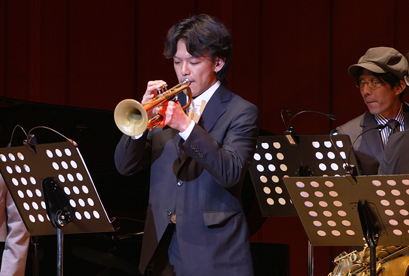 演奏する枝次竜明さん