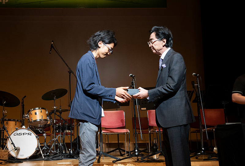 受賞する布施音人さん