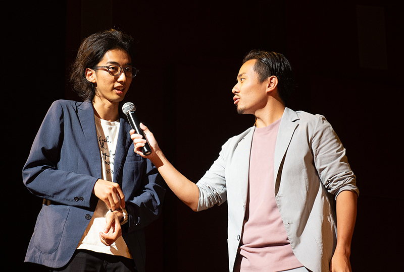 大林武司さんからマイクを向けられて話す布施音人さん