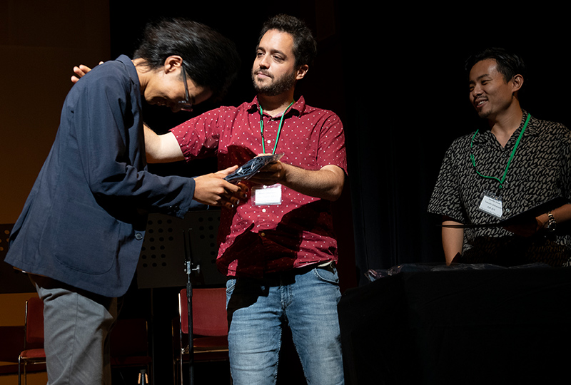 受賞する布施音人さん