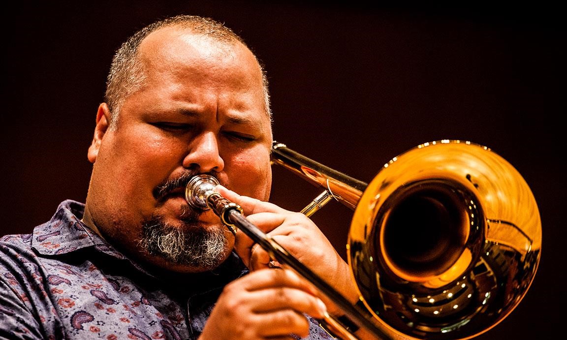 演奏するマイケルディーズさん