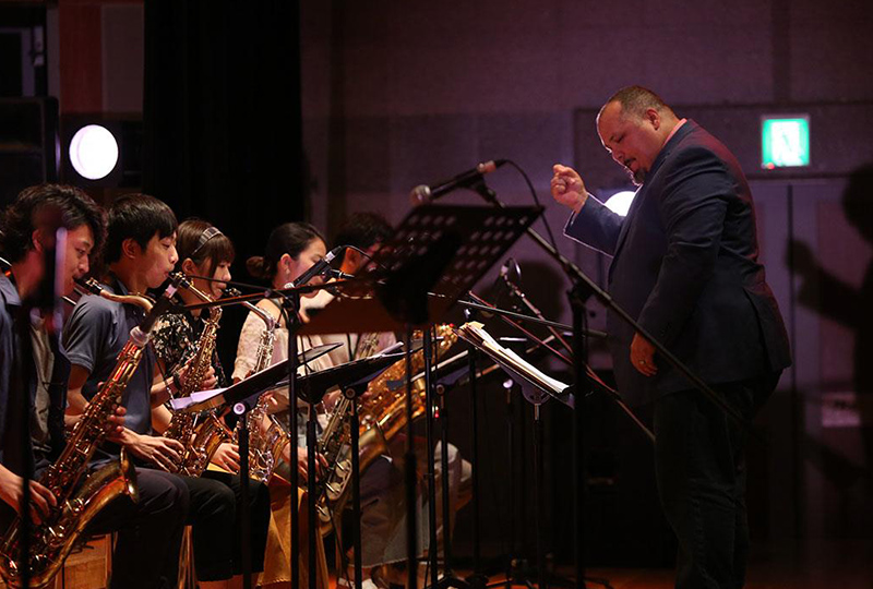 指揮をするマイケルディーズさん