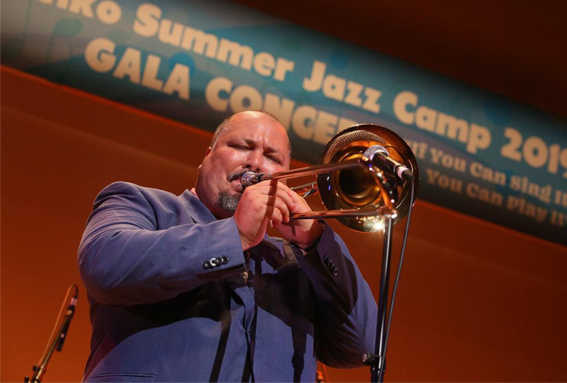 演奏するマイケルディーズさん