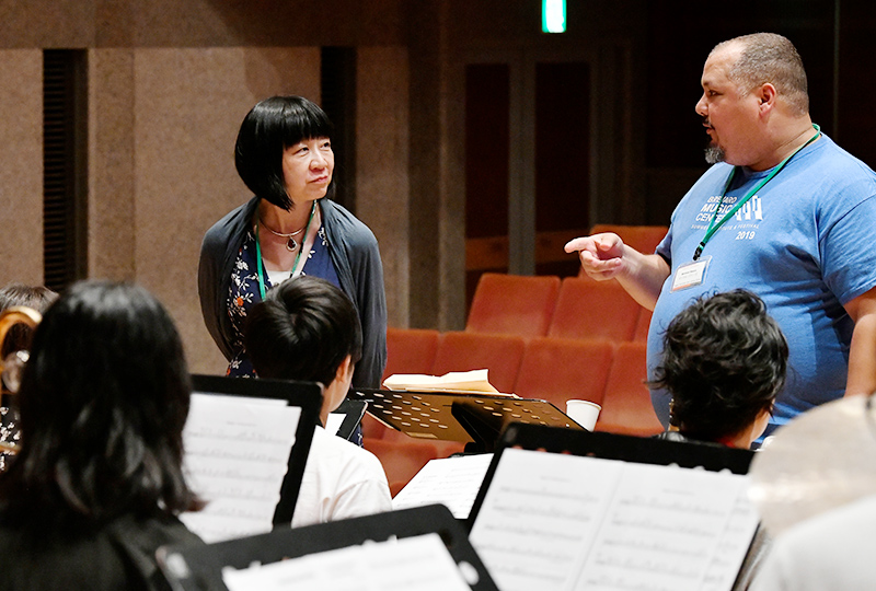 受講生を教える守屋純子さん
