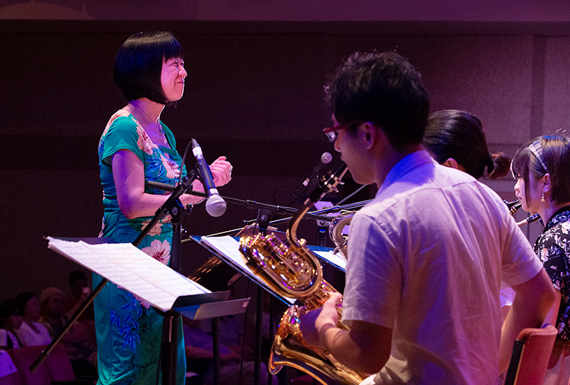 指揮をする守屋純子さん