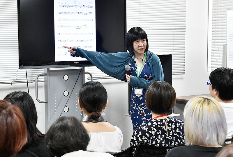 受講生を教える守屋純子さん